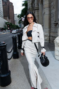 Set Due Pezzi da Donna Personalizzato OEM con Giacca Cargo a Maniche Lunghe con Colletto Dentellato e Gonna Lunga a Sirena - Product Image 2