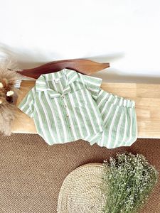 Conjunto informal de verano suave y cómodo de 2 uds para niños pequeños, camisa y pantalones cortos con cuello de solapa a rayas para la calidez y el estilo del bebé - Product Image 5