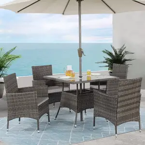 5 조각 고리 버들 세공 안뜰 식탁 및 의자 세트 우산 구멍이있는 사각형 강화 유리 테이블 탑