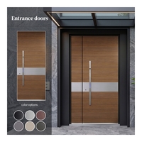 Puerta de Entrada Moderna de Aluminio con Acabado en Madera de Nogal, Puerta Doble con Detalles Metálicos Cepillados y Cerradura Inteligente para Casa o Villa