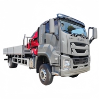 Camion grue Isuzu 4x2 avec une forte capacité de levage pour la manutention de matériaux de construction et les projets urbains