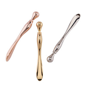 Espátula cosmética de maquillaje de belleza dorada con logotipo personalizado, masajeador de cuchara facial para el cuidado de los ojos relajante - Product Image 1