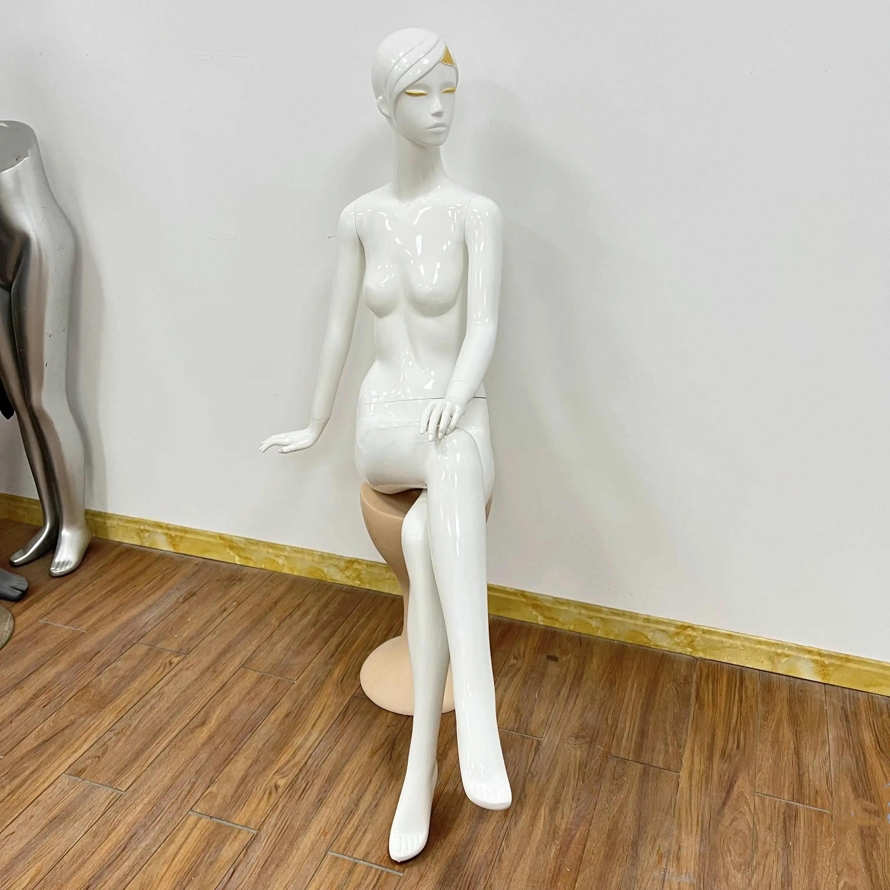 Lifelike Fiberglass Full Body Female Mannequins With Make Up Face White Dummy Torso Woman Sitting For Boutique Clothes Display