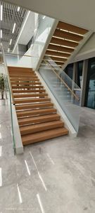 Garde-corps d'escalier droit moderne du fabricant sur mesure Mono Stringer <span class=keywords><strong>poutre</strong></span> en acier avec bande de roulement en bois/marbre/verre pour villas et hôtels - Product Image 6