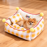 Canapé-lit carré lavable pour animaux de compagnie avec oreiller et coins à pompons, en velours peau de pêche antidérapant pour petits chiens et chats