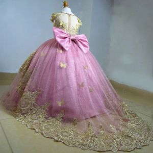 Abiti da Damigella Personalizzati con Fiori Viola per Matrimoni, Applicazioni Dorate, Perle e Farfalle, Lussuosi per Feste di Compleanno, Banchetti e Balli per Bambine - Product Image 2