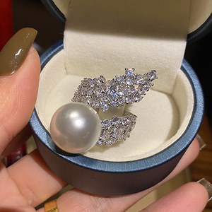 Anello Floreale con Perle per Donna, Elegante Gioiello da Dito alla Moda - Product Image 3