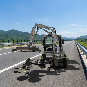 Taille-haie à double bras alimenté par batterie au lithium pour l'entretien des barrières de sécurité routières et de la végétation en bordure de route - Product Image 2