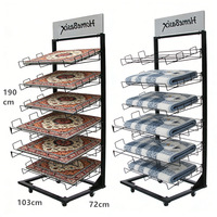 Présentoir métallique multi-niveaux incliné sur pied pour couvertures, tapis, édredons, tapis de sol, avec roulettes amovibles, mobile et personnalisable pour textiles
