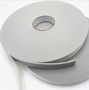Özel PVC Köpük Bant Tek Taraflı Kendinden Yapışkanlı Hava Koşullarına Dayanıklı Sızdırmazlık Kapı Pencere Aralığı Doldurma Ses Yalıtım Yastıklama Montajı - Product Image 1