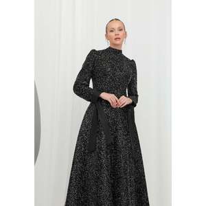 Vestido de Noche Largo Brillante con Textura para Mujer, Marca Puane, con Corte Drapeado y Cinturón, Elegante Vestido Formal Negro - Product Image 1