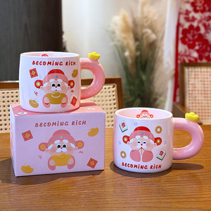 Tasse en céramique Zuo Mu rose avec anse, motif peint à la main du Dieu de la Richesse, cadeau idéal pour les filles, hiver 2025 - Product Image 2