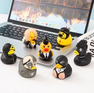 ゴシックサタニックダック ゴシックサイバーパンクパイロット ラバーパンクダック デコレーション ノベルティ ロックダッキー オーナメント ロックアンドロール ハロウィンオーナメント - Product Image 1
