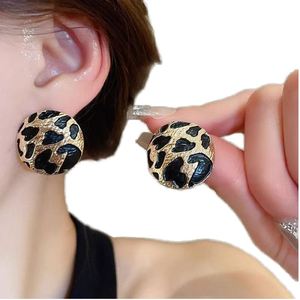 Boucles d'oreilles pendantes vintage dorées motif léopard, modernes, élégantes, tendance, haut de gamme, en alliage, clous géométriques, cristal, strass, argent - Product Image 1