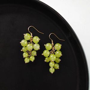 Boucles d'oreilles pendantes mignonnes de raisin vert clair Style forestier à la mode avec petites boucles d'oreilles de fruits anti-allergiques au design de crochet d'oreille frais - Product Image 2
