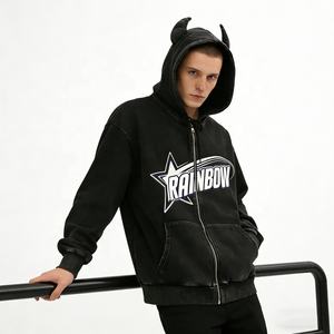 Felpa <span class=keywords><strong>con</strong></span> Cappuccio Personalizzata da Uomo <span class=keywords><strong>con</strong></span> Unico Dettaglio di <span class=keywords><strong>Corna</strong></span> del Diavolo, Stampa Grafica Vintage Lavata <span class=keywords><strong>con</strong></span> Stelle Arcobaleno e Dettagli <span class=keywords><strong>con</strong></span> Cerniera - Product Image 1