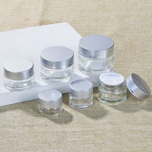 Tarros de Vidrio Transparentes para Crema Facial con Tapas Negras, Plateadas y Doradas para Productos de Belleza - Product Image 1
