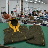 Ensemble de survêtement vert olive pour hommes, personnalisable avec logo, veste coupe-vent Techwear et pantalon Gorpcore avec passepoil jaune, vente en gros OEM