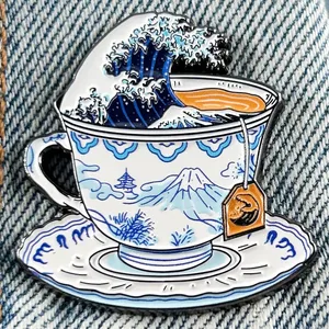 Épinglette en métal émaillé Grande Vague de Kanagawa, Mont Fuji, Tempête dans une tasse de thé, Badge, Bijou d'art, Cadeau pour fans, Objets de collection - Product Image 1