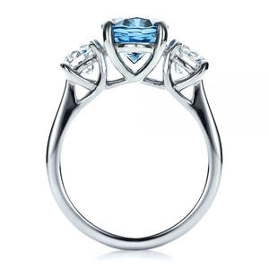 Anello di Fidanzamento F158 per Donna con Diamante Naturale Taglio Ovale e Diamanti Laterali, Colore D, Fascia in Oro Bianco - Product Image 2