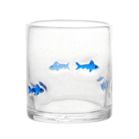 Tasse en verre incrustée de coquillages, texture pétillante, design inspiré de l'océan, idéale pour les boissons, décor sur le thème de la plage, cadeau unique.