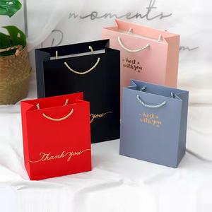 Bolsas de papel Kraft blancas elegantes con impresión personalizada para bodas, asas de embalaje de papel de aluminio caliente para regalos, compras personalizadas con su propio logotipo - Product Image 2