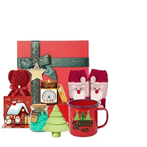 Coffret cadeau de Noël pour spa avec mug émaillé, bougie parfumée et chaussettes douillettes - Coffret de soins de Noël en gros pour femmes - Product Image 2