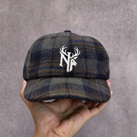 Casquette de baseball 6 panneaux en mélange de laine à carreaux, visière incurvée, logo brodé avec chaîne, sangle en cuir grain litchi vintage