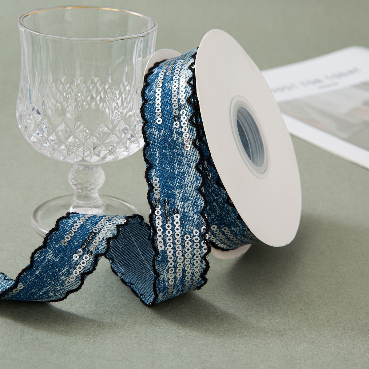 Bleu - Bord festonné avec paillettes