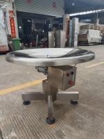 Pneumatische automatische verticale kussenverpakkingsmachine voor nachos, fruitsnacks en chips met dranken, gevuld met stikstof.