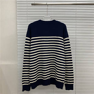 Camiseta de punto informal y versátil para hombre y mujer, con estampado de letras de marca de moda, de manga larga, con rayas, cuello redondo, estilo suéter VT - Product Image 1