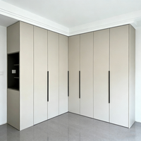 Armoire sur mesure pleine hauteur autoportante avec rangements en L et en U pour chambre et villa