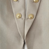 Nouvelle Collection Automne 2026 – Gilet Élégant Beige Sans Manches Double Boutonnage pour Femme avec Col Montant et Boutons Dorés, Poches à Rabat – Vente en Gros