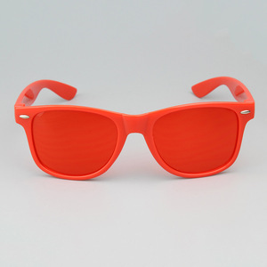 2024 logotipo personalizado UV400 gafas de sol de plástico regalos promocionales de moda púrpura para hombres mujeres PC Material rojo azul verde amarillo - Product Image 1