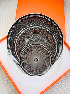 Ensemble de 3 assiettes à dîner en porcelaine noire de style européen, écologiques et compétitives, avec incrustations dorées - Product Image 5