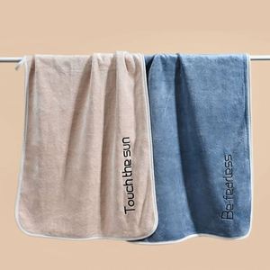Serviette de toilette en microfibre personnalisée 80% polyester 20% polyamide pour le nettoyage du visage, séchage rapide, avec broderie et crochet - Product Image 2