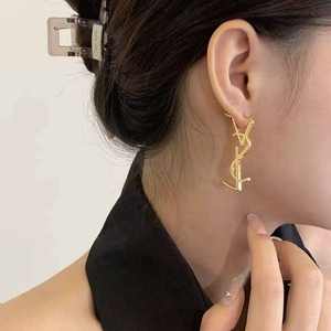 Pendientes de Gancho con Letra y Perla de Agua Salada de Aleación de Alta Gama, Diseño Único y Exclusivo Unisex, Lujo Ligero, Moda Elegante Otoño-Invierno - Product Image 2