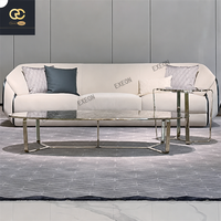 Un salon moderne et luxueux avec un canapé 3 places et un design de villa, avec un grand canapé en cuir