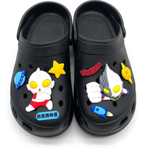 Breloques de chaussures <span class=keywords><strong>super</strong></span>-<span class=keywords><strong>héros</strong></span> populaires en gros, décorations de chaussures de dessins animés japonais, <span class=keywords><strong>accessoires</strong></span> en PVC souple pour enfants et fans - Product Image 4