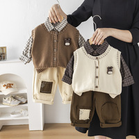 Tenue de printemps et d'automne pour garçons, chemise à carreaux, gilet en tricot et pantalon patchwork, ensemble trois pièces avec décor d'ours mignon