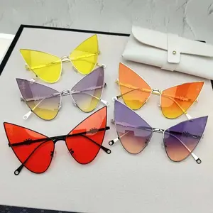 2023 lindo degradado para hombres y mujeres forma Irregular Retro gafas de sol Metal personalizado lujo mariposa coloridas gafas de sol lentes