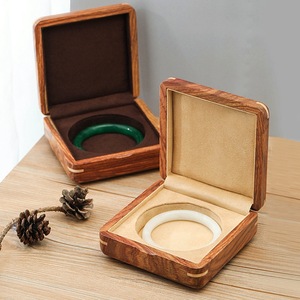 Caja de almacenamiento de joyas de madera maciza para collares, anillos, pulseras, brazaletes, joyería portátil vintage pequeña de madera maciza con tapa abatible. - Product Image 4
