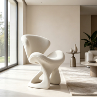 Fauteuil lounge individuel en tissu bouclé crème avec structure sculpturale en fibre de verre couleur champagne pour espace de vie contemporain