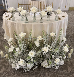 Centrotavola Floreale Personalizzato in Colori Bordeaux e Bianco, Composizione di Rose in Seta per Decorazioni Floreali da Terra per Cerimonie di Laurea - Product Image 5