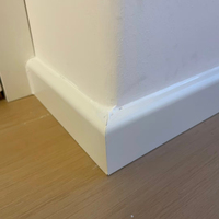 Plinthe en PVC blanc moderne, écologique, durable, à joint en doigt de cheval, imperméable, tailles personnalisées pour les hôtels