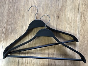 Móc áo nhựa cao cấp, chất lượng cao, sản xuất tại nhà máy, tùy chỉnh, dành cho người lớn, kiểu Zara, sơn đen cao cấp và móc bạc bóng. - Product Image 3