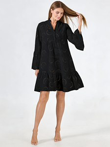 เดรสสั้นทรงปล่อยสำหรับสาวพลัสไซส์ สีดำ แต่งลายปักตาไก่ คอวี แขนทรงกระดิ่ง ชายระบาย ทรงหลวม สไตล์ลำลอง - Product Image 6