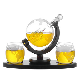 Ensemble de <span class=keywords><strong>carafe</strong></span> à whisky <span class=keywords><strong>Globe</strong></span> de 850 ml avec bateau à l'intérieur, <span class=keywords><strong>carafe</strong></span> à liqueur en verre sans plomb, support en bois et 2 verres à carte, cadeau premium pour homme - Product Image 2