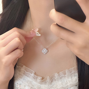 จี้เพชรโมอิสซาไนต์ VVS1 สี D รับรองโดย GRA รูปทรงใบโคลเวอร์สี่แฉก ตัวเรือนทองแดงแท้ ชุบทอง 14K สำหรับผู้หญิง - Product Image 2