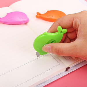 Mini couteau de loisirs créatifs en forme de dessin animé 6 cm x 3,5 cm, lame droite, plastique et métal, coupe-papier pour enfants, formes dauphin, baleine, carotte, outil utilitaire pour étudiants - Product Image 1